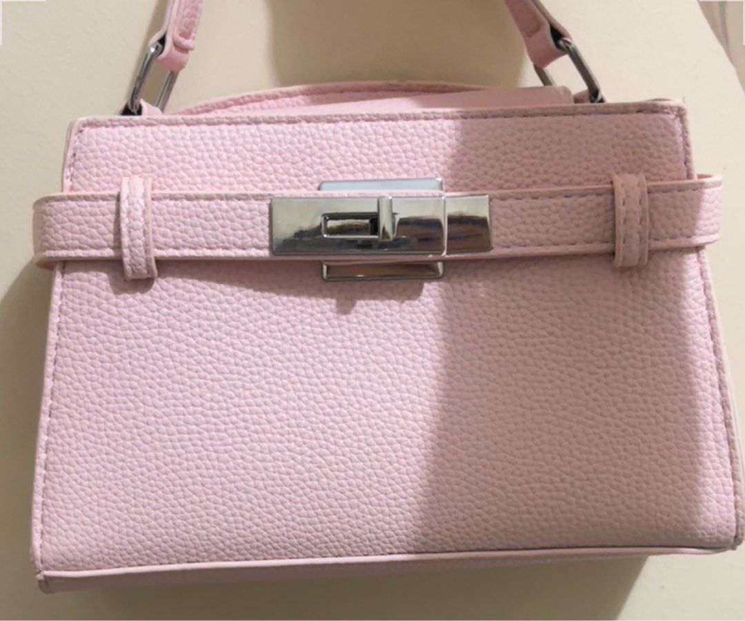 Pink Handbag Crossbody Bag (Category: Cross-body Bags) located in Mandaue City. Submitted by Currentcrs (Listing ID 1470159734, Image 2). Description: .