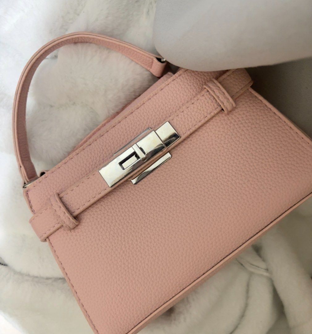 Pink Handbag Crossbody Bag (Category: Cross-body Bags) located in Mandaue City. Submitted by Currentcrs (Listing ID 1470159734, Image 1). Description: .