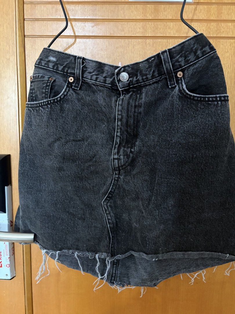 Plus size black denim skirt (Category: Skirts) located in Taguig. Submitted by jgbrl_03 (Listing ID 1470214916, Image 1). Description: - Style: High-waisted washed black denim skirt - Zipper and buttons are working perfectly - Pockets: Functional front and back pockets - Condition: good as new but needs wash as it was stored in the cabinet -Best fit: 32-33 waistline .