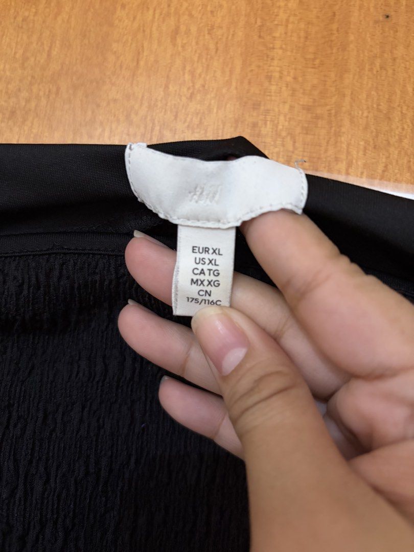 Plus size H&M Black Long Sleeve Square Neck Blouse (Category: Longsleeves) located in Taguig. Submitted by jgbrl_03 (Listing ID 1470217828, Image 2). Description: - Brand: H&M - Color: Black - Size: XL - Fit: Regular - Neckline: Square neckline - Material: Textured fabric -Best fit: 1xl body frame.