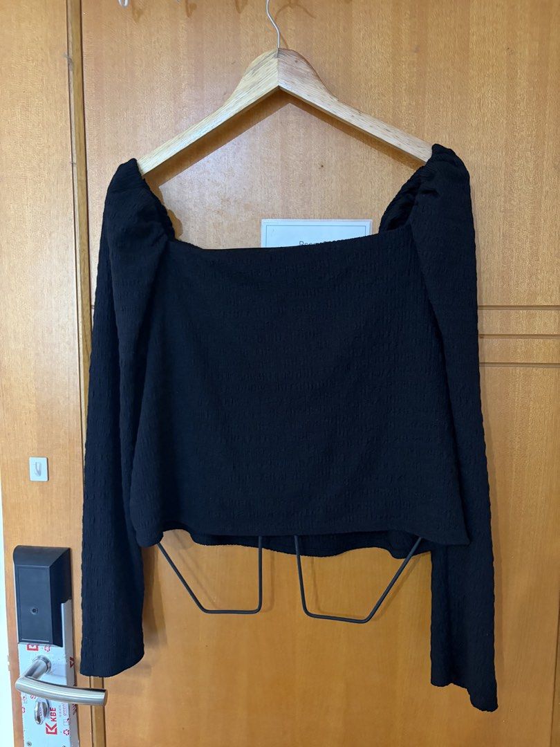 Plus size H&M Black Long Sleeve Square Neck Blouse (Category: Longsleeves) located in Taguig. Submitted by jgbrl_03 (Listing ID 1470217828, Image 1). Description: - Brand: H&M - Color: Black - Size: XL - Fit: Regular - Neckline: Square neckline - Material: Textured fabric -Best fit: 1xl body frame.