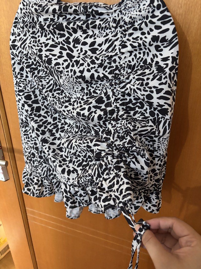 Plus size skirt (Category: Skirts) located in Taguig. Submitted by jgbrl_03 (Listing ID 1470218126, Image 2). Description: - Trendy black and white animal print - Adjustable front drawstring for a custom gathered look - Flirty ruffle hem with an asymmetric cut - Lightweight and breathable fabric ideal for warm weather - Best fit: 34-36 waistline.