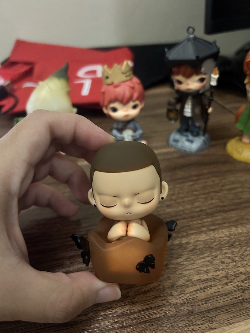 POPMART KUBO (Category: Designer & Blind Box Toys) located in Manila. Submitted by mihos.garage.sale (Listing ID 1470186910, Image 1). Description: - Collectible vinyl figure inside a translucent brown pod - Features small black wing details with a smooth matte finish on the hair and face - Sits upright steadily on any flat surface - Display piece in pristine condition - Stored away from direct sunlight - Ideal addition to any designer toy collec