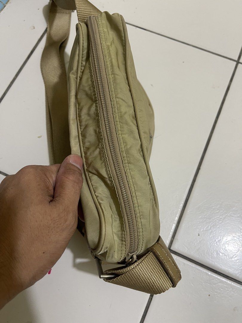 prada (Category: Sling Bags) located in Kota Kinabalu. Submitted by papaya100967662 (Listing ID 1470249307, Image 3). Description: good cntion.