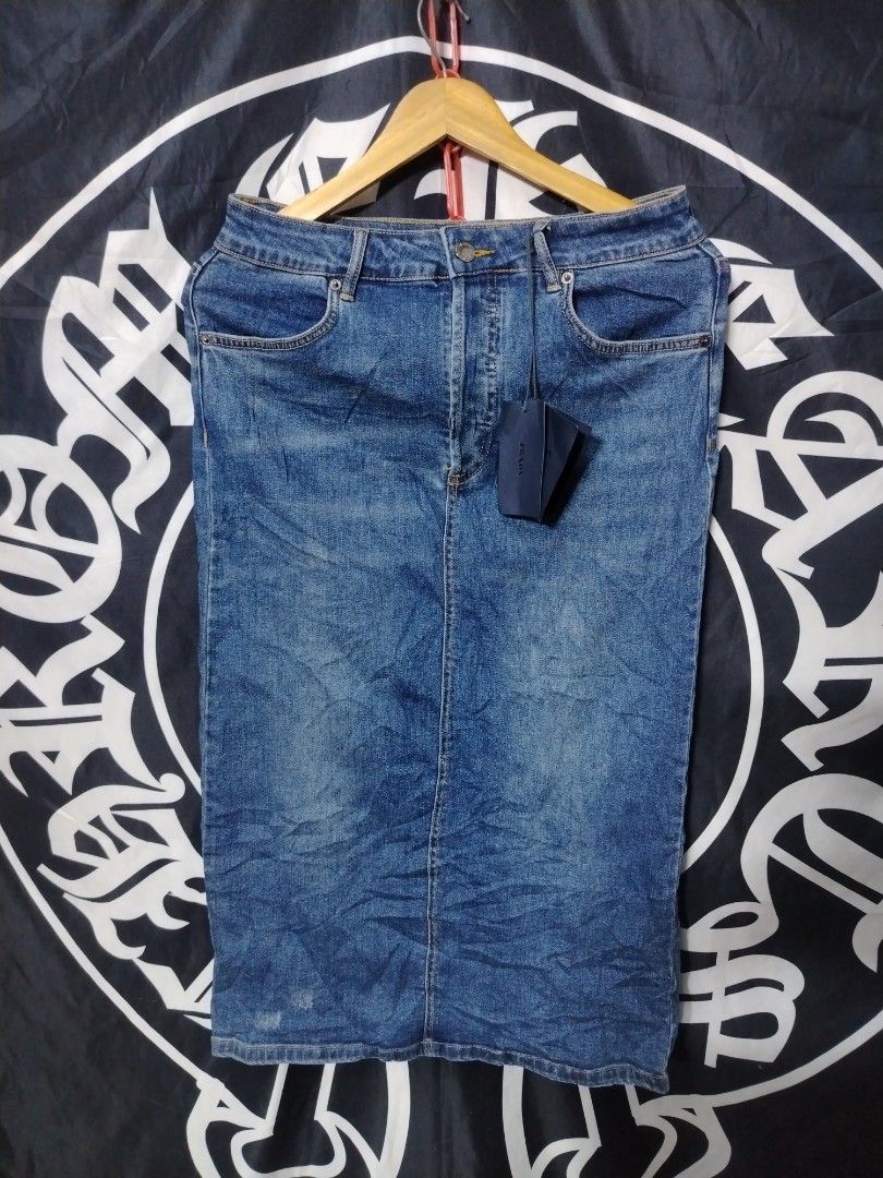 PRADA BLUE MIDI SKIRT (Category: Skirts) located in Roxas City. Submitted by hd_thriftshop (Listing ID 1470298044, Image 1). Description: Dimension: WIDTH : size 29 on tag, can stretch to 32 (stretchable) LENGTH : 31 with hangtags. Excellent condition.