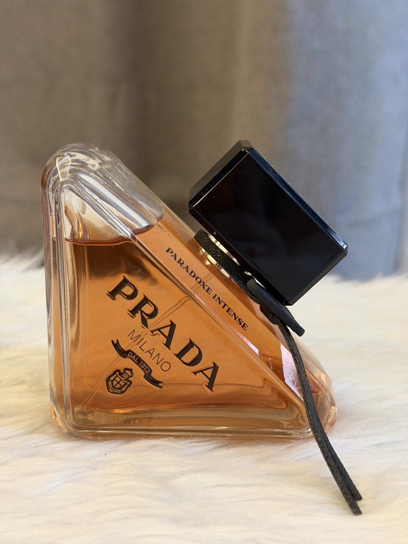 Prada Paradoxe Intense Eau De Parfum (Category: Fragrance & Deodorants) located in Cavite. Submitted by ichie.soyangco (Listing ID 1470295887, Image 2). Description: 90ml 95% full Bought from Prada Greenbelt 5, og price 13k+ No box (bought this as a set with the travel size) FREE prada ascot where you can engrave your initials Rfs: Didn’t use it that much, scent is too strong for me.