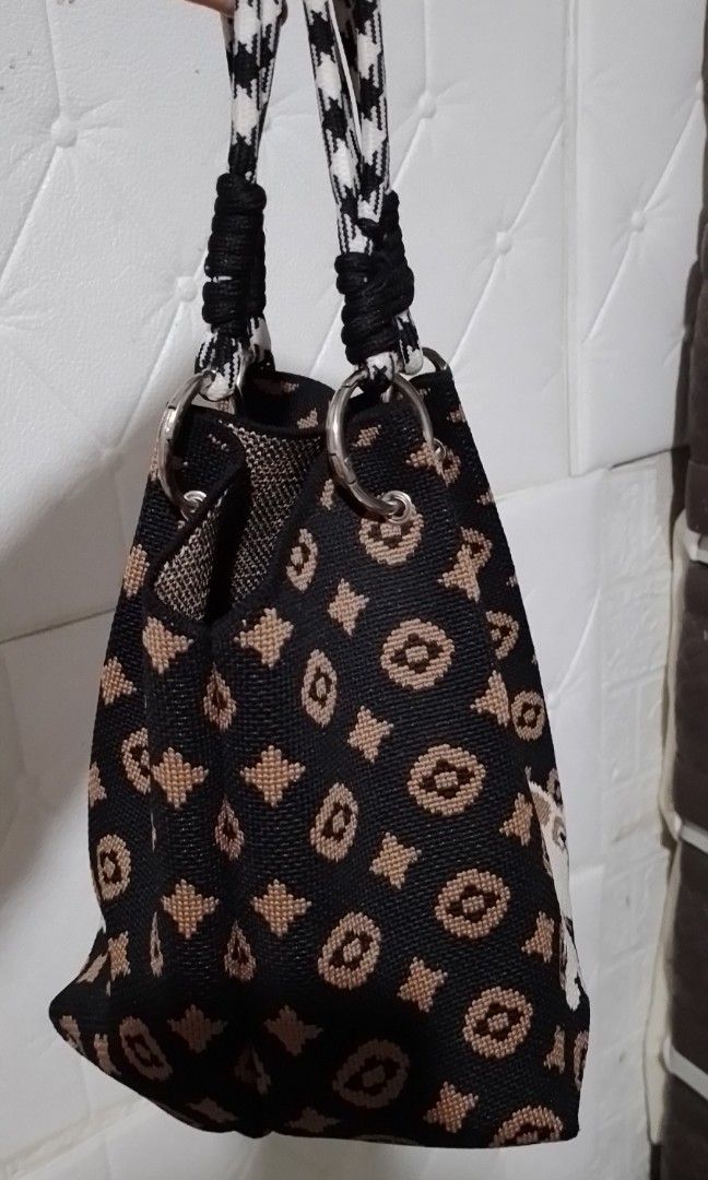 Pre loved Bag (Category: Purses & Pouches) located in Batangas. Submitted by zenrez_shop (Listing ID 1470302517, Image 2). Description: De cluttering lang at super dami na ng bag. Very good condition pa..