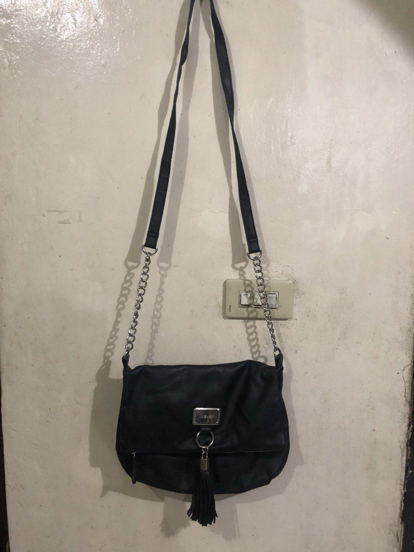 Preloved bags all for P500 (Category: Shoulder Bags) located in Malabon City. Submitted by bravehorse.ad6fd6 (Listing ID 1470206528, Image 2). Description: 1) Black original Nine West bag with minor scratch 2) Gray soft leather bag with chain shoulder handles 3) Dark pink faux BaoBao bag 4) Bag of locally made material with cloth lining Take all bags at P500..