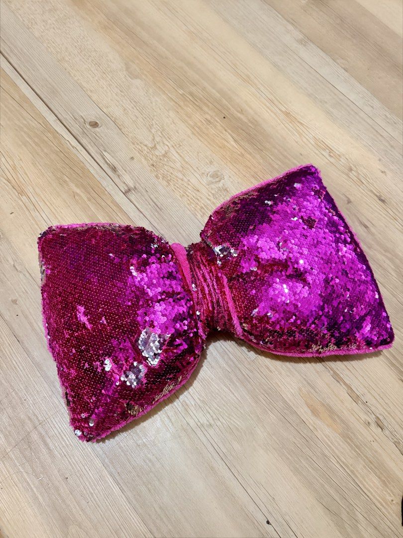 Pre-loved Bow Pillow (Category: Children's Beds) located in Muntinlupa City. Submitted by sashaloves (Listing ID 1470169368, Image 1). Description: Pre-loved Bow Pillow In good condition but with signs of usage Sequins: interchangeable to pink and silver No time to wash/clean Please manage your expectations. You are considering a used item. SF c/o miner..