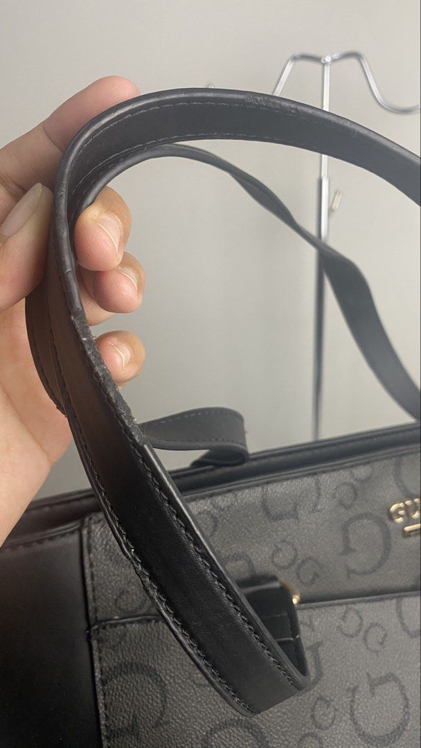 Preloved Güess Tote bag authentic from U.S.A (Category: Tote Bags) located in General Tinio. Submitted by ubuyshoppers (Listing ID 1470346502, Image 3). Description: Size : 11.5x12.5x4 ✨Authentic/Original/Brand New (from U.S.A) 🇵🇭ONHAND PINAS (Nueva Ecija) 🛵Ready to ship nationwide via J&T 💸MOP : GCash | Bank transfer 📩Message us to order! ⛔️Disclaimer : We are not affiliated or associated with any of the brands featured in our post/live. Al