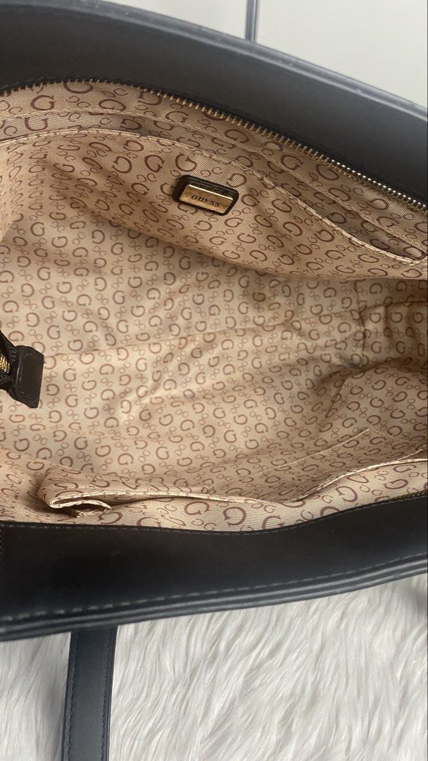 Preloved Güess Tote bag authentic from U.S.A (Category: Tote Bags) located in General Tinio. Submitted by ubuyshoppers (Listing ID 1470346502, Image 2). Description: Size : 11.5x12.5x4 ✨Authentic/Original/Brand New (from U.S.A) 🇵🇭ONHAND PINAS (Nueva Ecija) 🛵Ready to ship nationwide via J&T 💸MOP : GCash | Bank transfer 📩Message us to order! ⛔️Disclaimer : We are not affiliated or associated with any of the brands featured in our post/live. Al