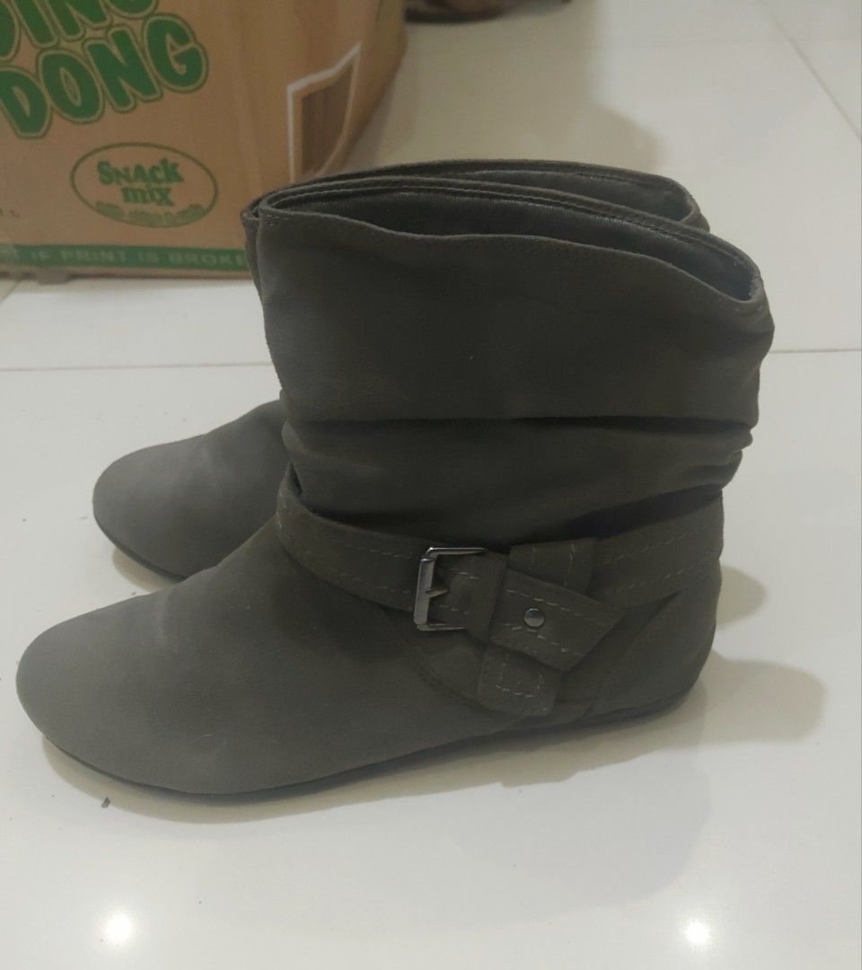 Preloved Gray Slouch Flat Boots (Size 6.5) | No Issues (Category: Boots) located in Pateros City. Submitted by foryoufindsph (Listing ID 1470210734, Image 3). Description: Preloved Gray Slouch Flat Boots (Size 6.5) | No Issues ​Price: ₱550 (Negotiable for fast takers) ​Description: Looking for a stylish, versatile pair of boots for your everyday casual wear or upcoming trips? Grab these comfortable flat slouch boots! ​Size: US 6.5 ​Color: Neutral