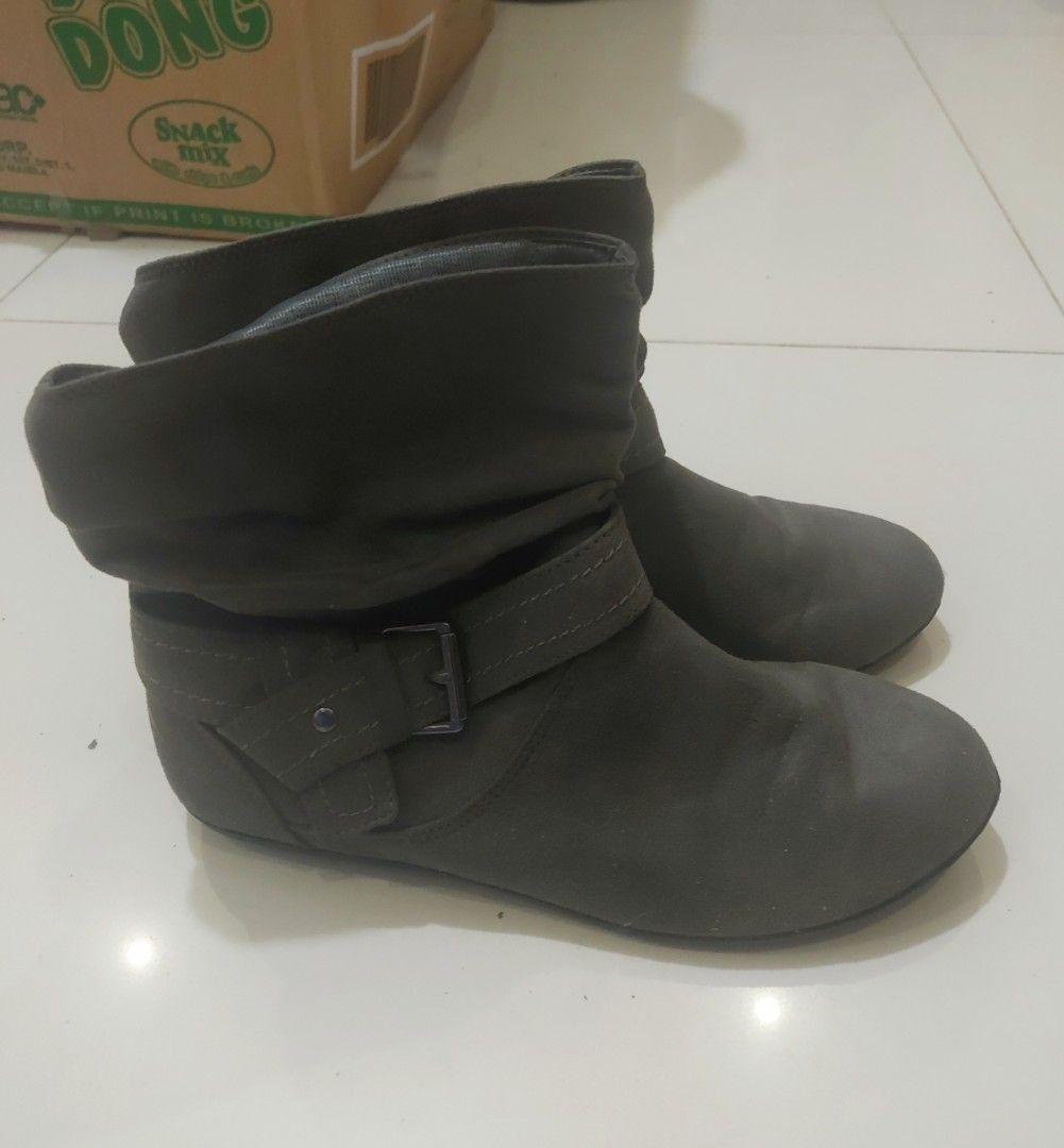 Preloved Gray Slouch Flat Boots (Size 6.5) | No Issues (Category: Boots) located in Pateros City. Submitted by foryoufindsph (Listing ID 1470210734, Image 1). Description: Preloved Gray Slouch Flat Boots (Size 6.5) | No Issues ​Price: ₱550 (Negotiable for fast takers) ​Description: Looking for a stylish, versatile pair of boots for your everyday casual wear or upcoming trips? Grab these comfortable flat slouch boots! ​Size: US 6.5 ​Color: Neutral