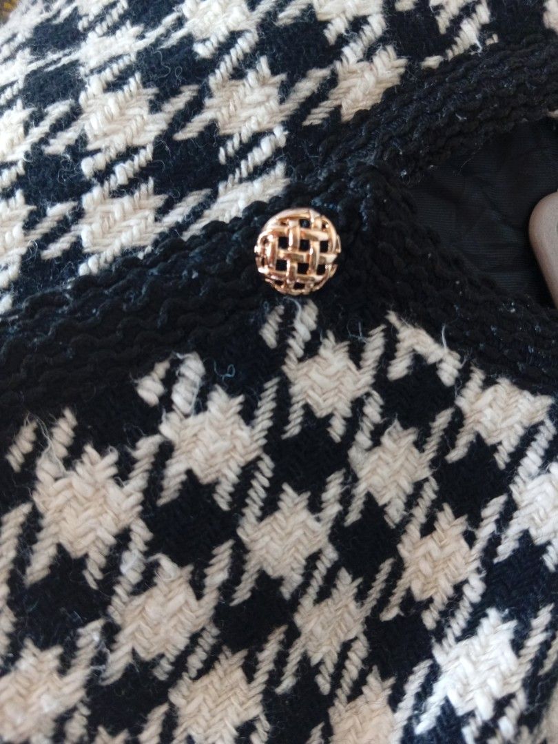 Premium Houndstooth Tweed Blazer (Category: Coats, Jackets and Outerwear) located in Rizal. Submitted by tweeds_by_n (Listing ID 1470204144, Image 2). Description: size: small - semi med — no issues/flaws — complete buttons — with inner lining — color may vary due to lighting — buyer will shoulder the shipping fee — prem quality! mop: gcash mod: jnt or lalamove 📍 Binangonan, Rizal. . 📩DM us if interested!.