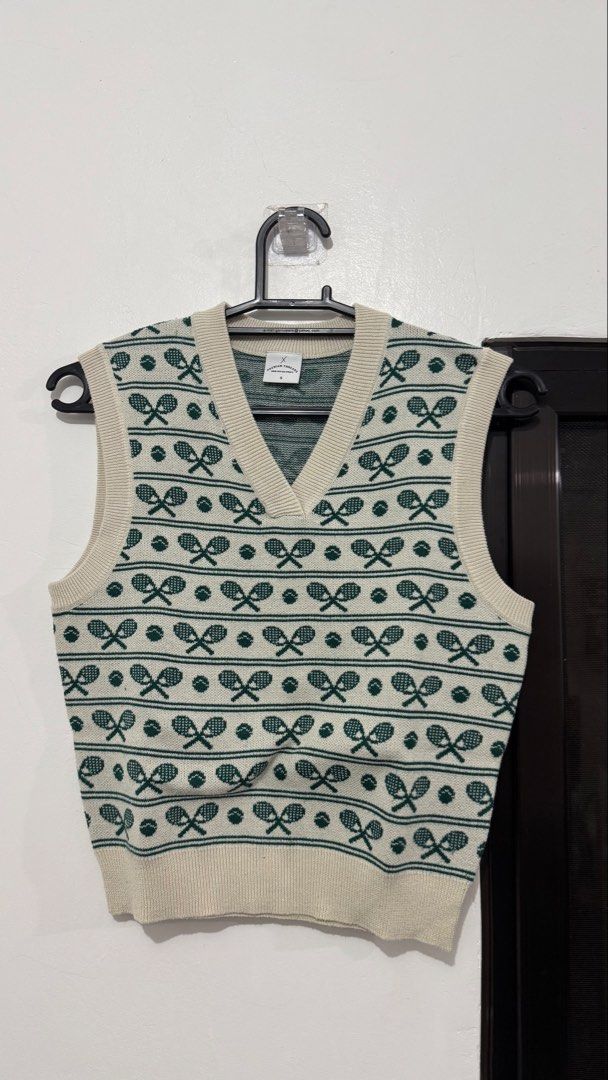 Premium Threads Tennis Racket Pattern Knit V-Neck Sweater Vest (Category: Vests) located in Muntinlupa City. Submitted by maraaalpz (Listing ID 1470273726, Image 1). Description: - Size: Small - Color: Green and white - Design: All-over tennis racket and ball pattern - Details: V-neck with ribbed hem and armholes - Style: Great layering piece for cooler weather.