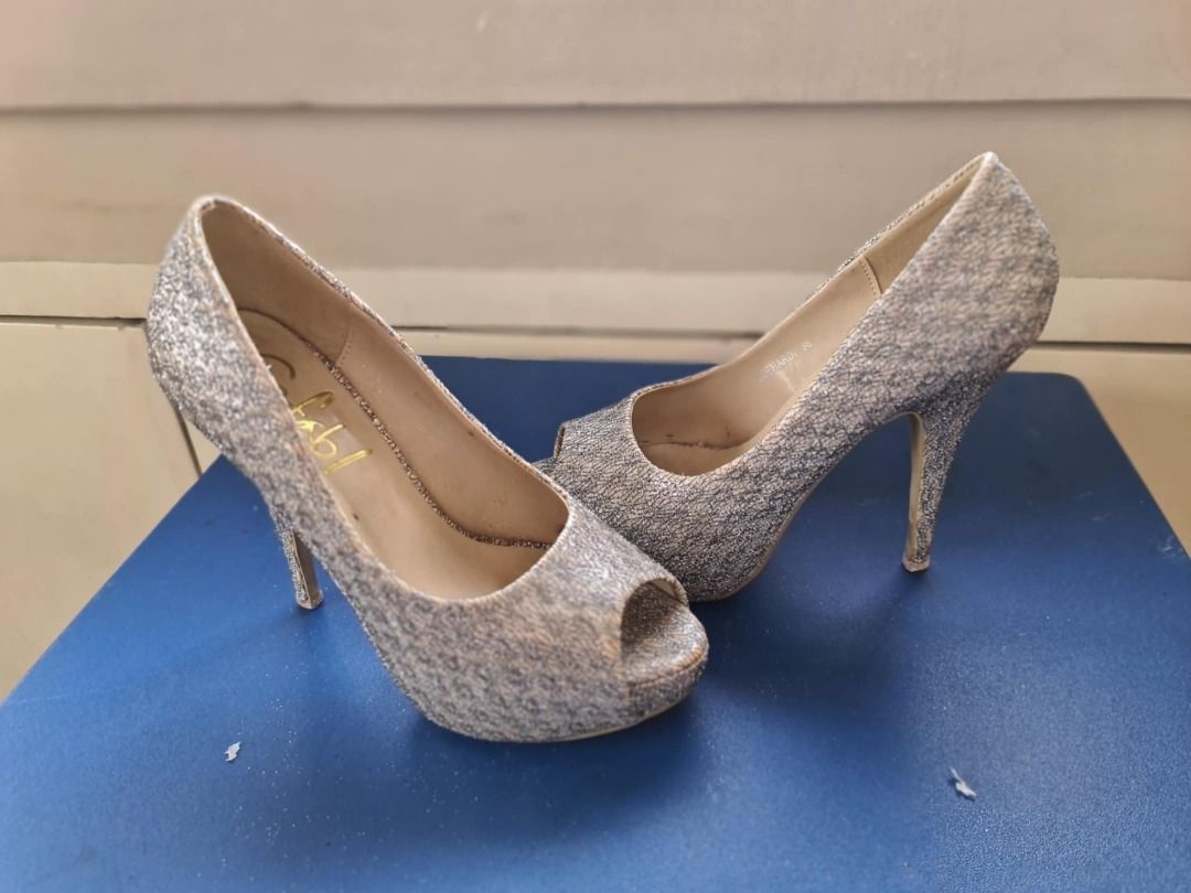 PRE-OWNED Silver glitter open toe platform high heels (Category: Heels) located in San Juan City. Submitted by refresh_rehome (Listing ID 1470168154, Image 1). Description: PLEASE MANAGE YOU EXPECTATIONS. SOLD AS IS! ITEM CONDITION: 6/10 ‼️ Gcash Payment (Pay first now ship now) ✅ Sf c/o Buyer via lalamove (pay directly to the Rider) 📍 SAN JUAN, MANILA ✅ message me .