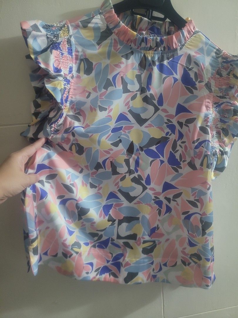 Jodfl US Pretty Abstract Top. NEW (Category: Blouses) located in Los Banos. Submitted by lopecruz (Listing ID 1470266340, Image 3). Description: 21"armpit laid flat 24"length S-M Like new super cute.