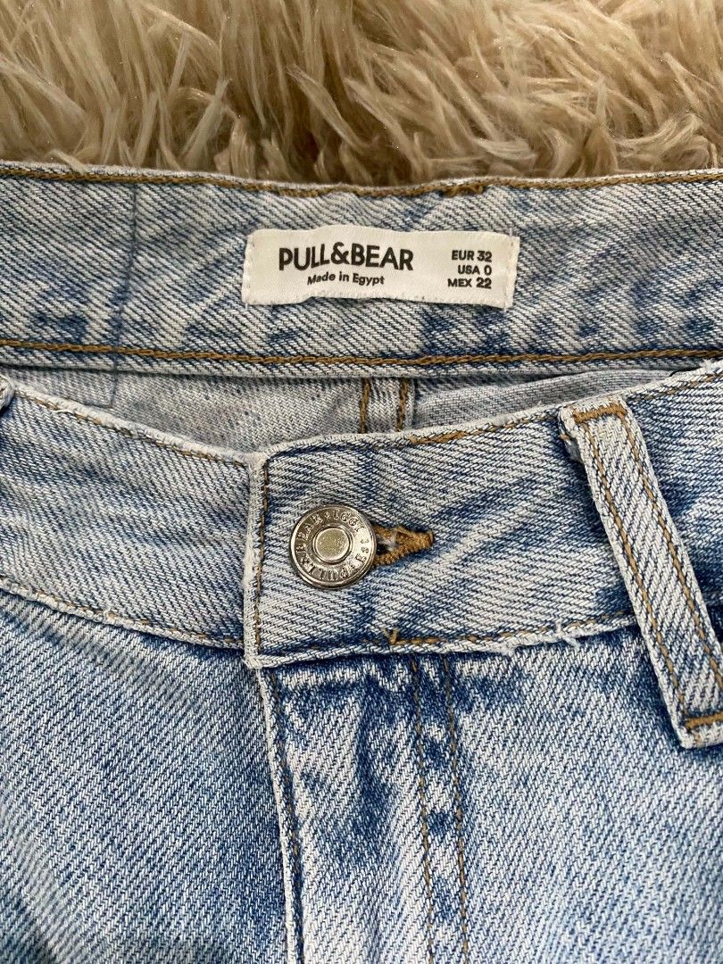 Pull & Bear (Category: Jeans) located in San Fernando. Submitted by cris.lloyd34 (Listing ID 1470242121, Image 2). Description: Waist: 26 Length: 40 Leg Opening: 7.