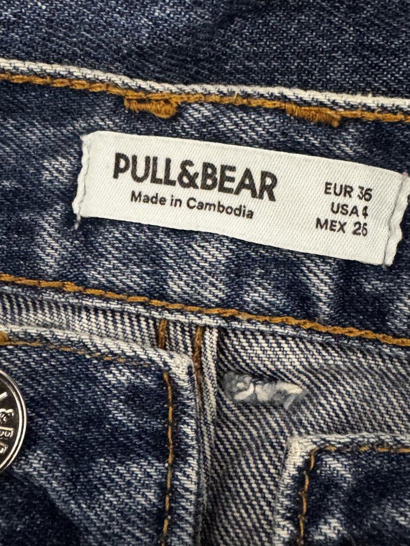 Pull&Bear Blue Denim Jeans Size EUR 36 USA 4 (Category: Jeans) located in Marikina City. Submitted by potchayy (Listing ID 1470264063, Image 2). Description: - Brand: Pull&Bear - Style: Classic blue denim jeans with straight fit leg design - Wash: Medium wash with slight fading throughout - Size: EUR 36, USA 4, MEX 26 - Features: Standard button and zipper fly closure, classic five-pocket styling - Material: Comfortable cotton blend fabric - Orig