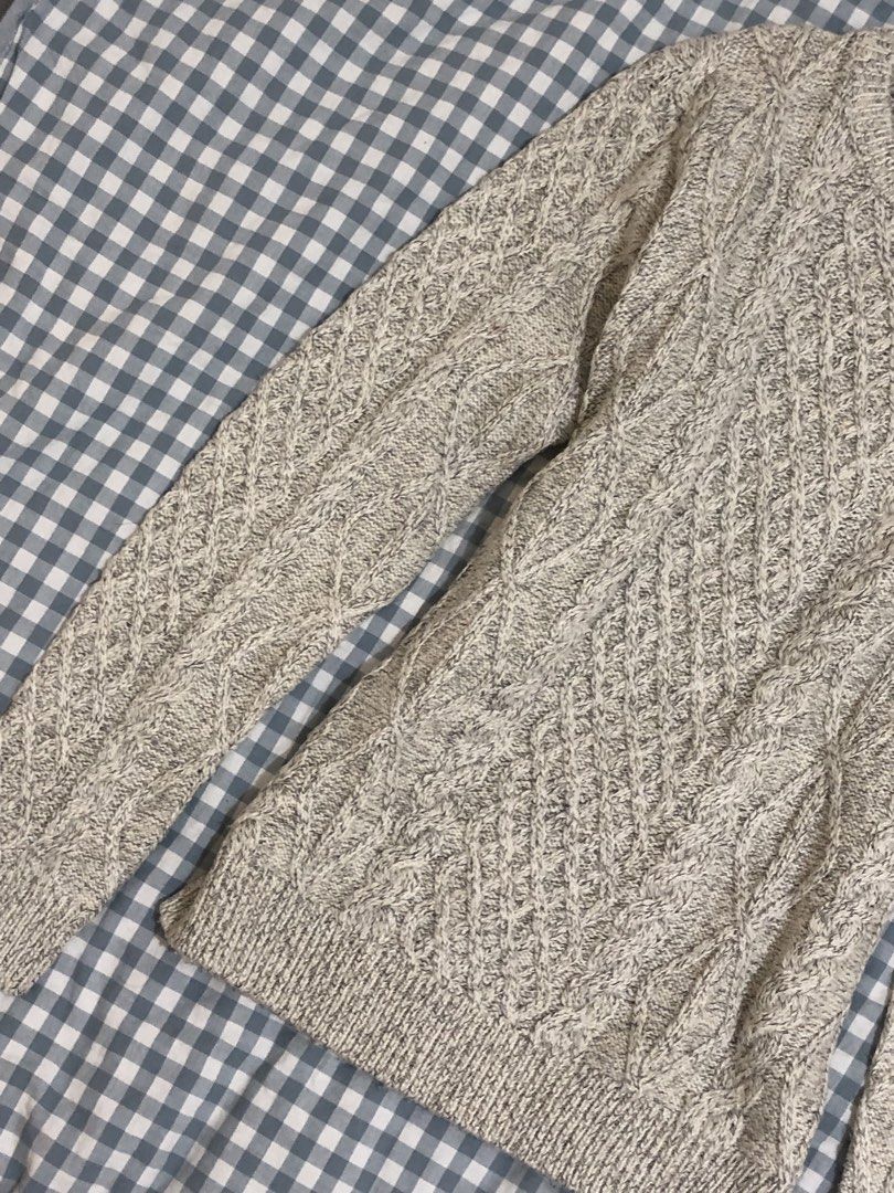 pull&bear gray knit pullover sweater casual fashion (Category: Coats, Jackets and Outerwear) located in Baguio. Submitted by shayshy (Listing ID 1470192441, Image 3). Description: like new no issue med to large .