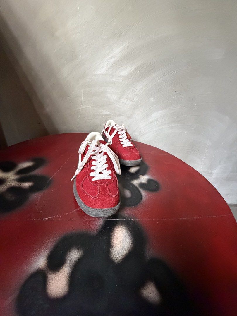 Puma Palermo Red White Sneakers (Category: Sneakers) located in Legazpi City. Submitted by hapie_haus (Listing ID 1470277467, Image 2). Description: - Brand/Model: Puma Palermo - Colorway: Red and White Size 5.5 to 6 .