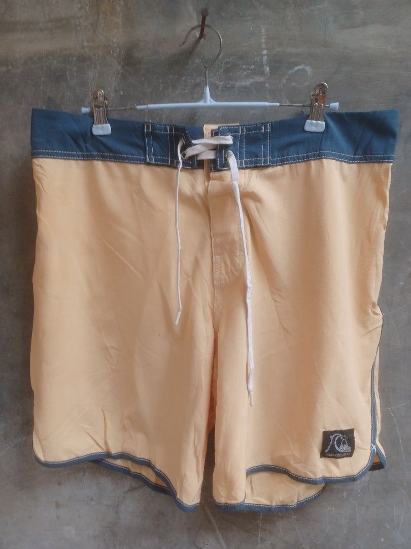 Quiksilver above the knee (Category: Shorts) located in Cauayan City . Submitted by cuzthriftshop (Listing ID 1470197736, Image 1). Description: size 32 on tag no issue need wash.