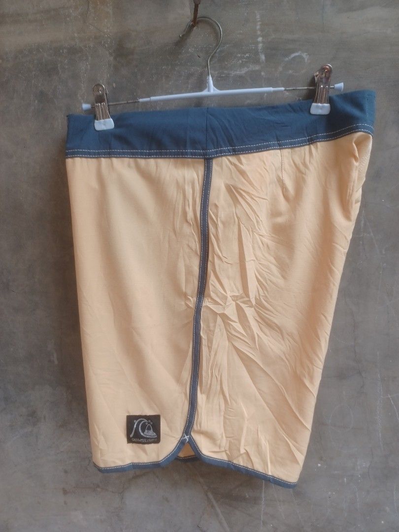 Quiksilver above the knee (Category: Shorts) located in Cauayan City . Submitted by cuzthriftshop (Listing ID 1470197736, Image 2). Description: size 32 on tag no issue need wash.