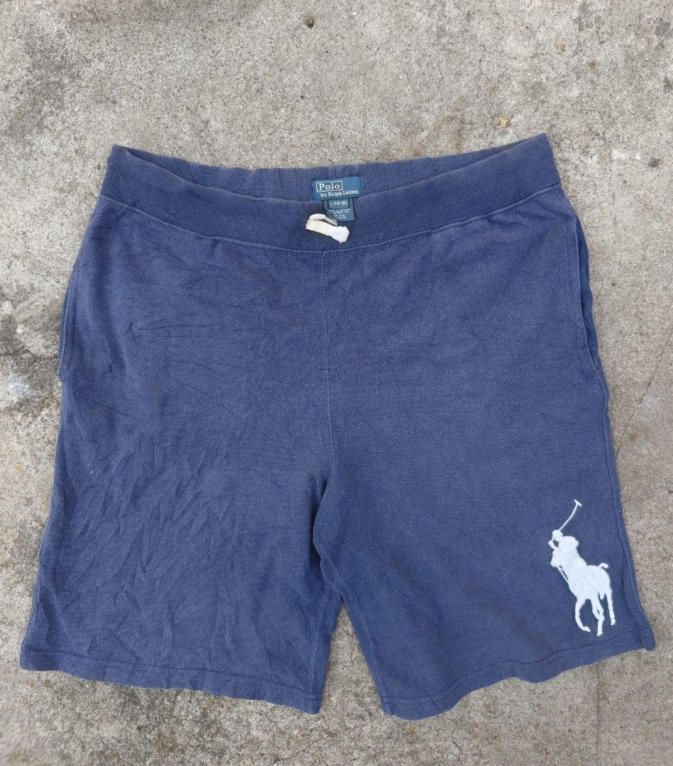 Ralph Lauren short (Category: Shorts) located in Santa Cruz. Submitted by lesterpogs30 (Listing ID 1470251299, Image 1). Description: Ralph Lauren short excellent condition 15x18.5 dimes.