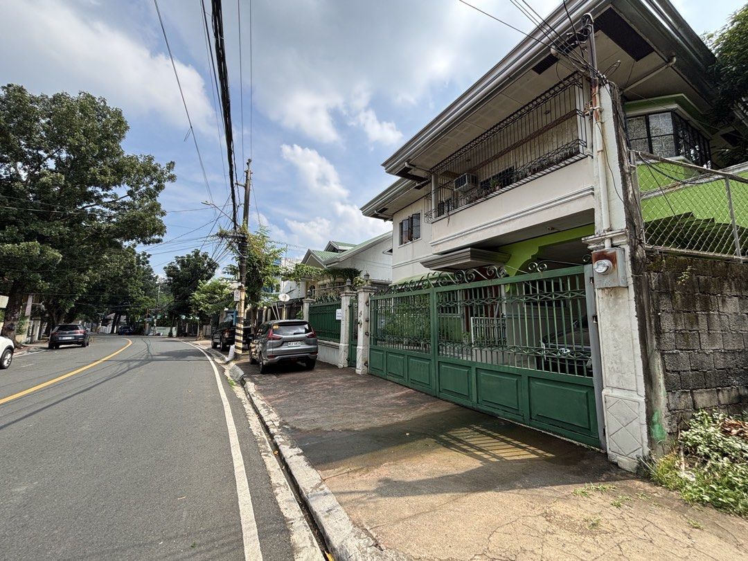 Rancho Marikina Main Road, Hindi binabaha (Category: House & Lot) located in Manila. Submitted by tungsten67 (Listing ID 1470165802, Image 3). Description: Rancho Estate 1 Marikina MAIN ROAD 2 bahay-yung main at bahay sa likod Hindi binabaha Marist school- 650m Lilac Street- 350m (restaurants, pharmacy, church, 711, cafes, etc) .
