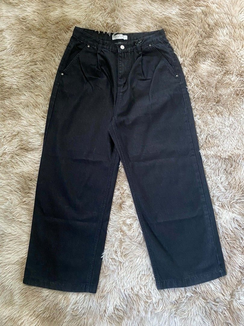 Random Baggy Pants (Category: Jeans) located in San Fernando. Submitted by cris.lloyd34 (Listing ID 1470240735, Image 1). Description: Waist: 30 Length: 40 Leg Opening: 11.