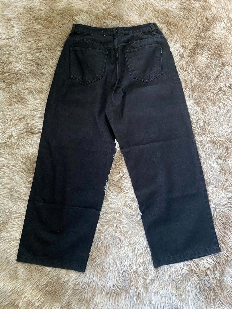 Random Baggy Pants (Category: Jeans) located in San Fernando. Submitted by cris.lloyd34 (Listing ID 1470240735, Image 3). Description: Waist: 30 Length: 40 Leg Opening: 11.