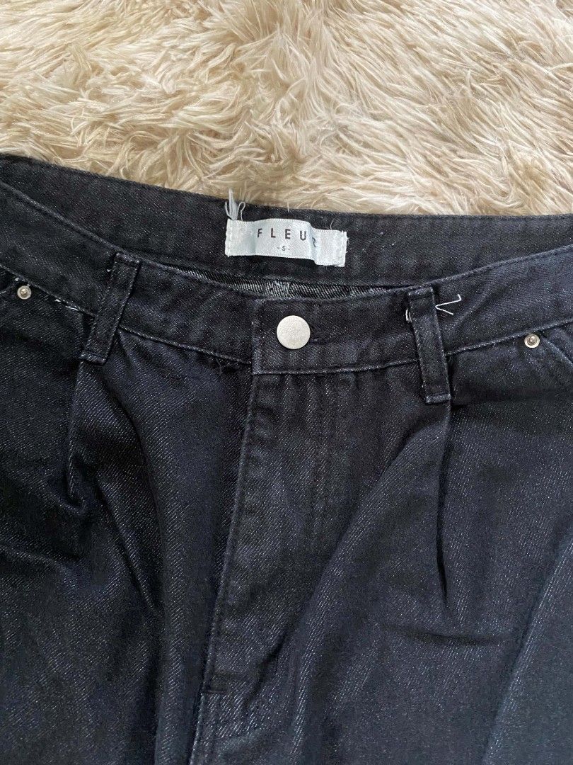 Random Baggy Pants (Category: Jeans) located in San Fernando. Submitted by cris.lloyd34 (Listing ID 1470240735, Image 2). Description: Waist: 30 Length: 40 Leg Opening: 11.