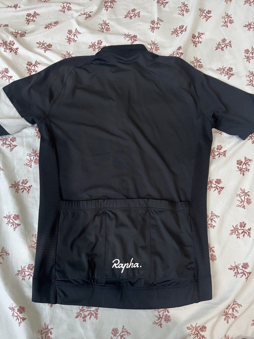 Rapha core lightweight black medium (Category: Activewear) located in Manila. Submitted by cyclinggoods (Listing ID 1470239916, Image 2). Description: Rapha core black Medium Good condition Issue zipper plastic tip Price 2700 Shipping c/o buyer.