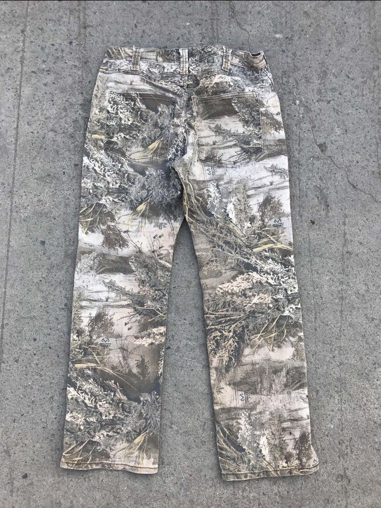 realtree pants (Category: Jeans) located in General Trias. Submitted by thriftni_ocram (Listing ID 1470160094, Image 2). Description: 32 waistline.