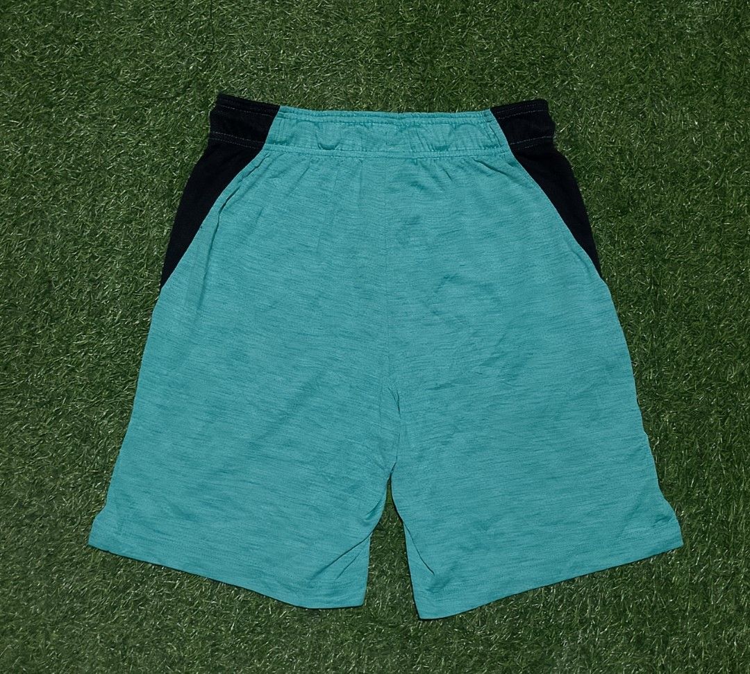 Rebook Training short (Category: Shorts) located in Bacolod City. Submitted by belleza_030299 (Listing ID 1470300779, Image 2). Description: Authentic Rebook complet tags no issue as new condition L 19 W 30-33.