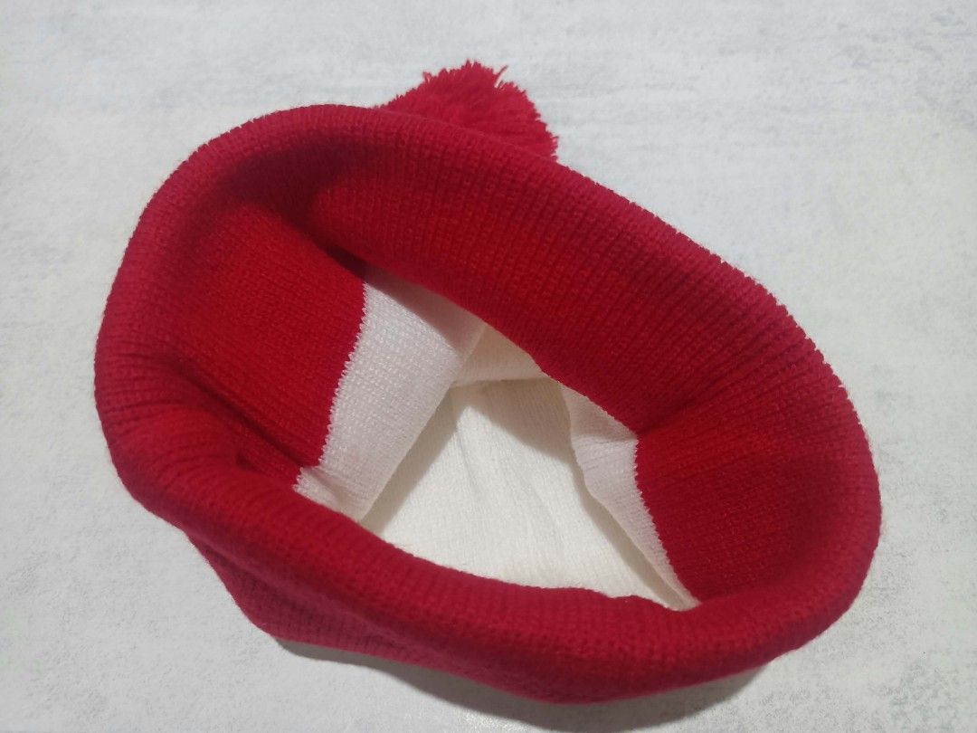 Red and White Pom Pom acuff Knit Beanie Hat (Category: Hats & Beanies) located in Davao. Submitted by lotispreloved (Listing ID 1470263384, Image 3). Description: .