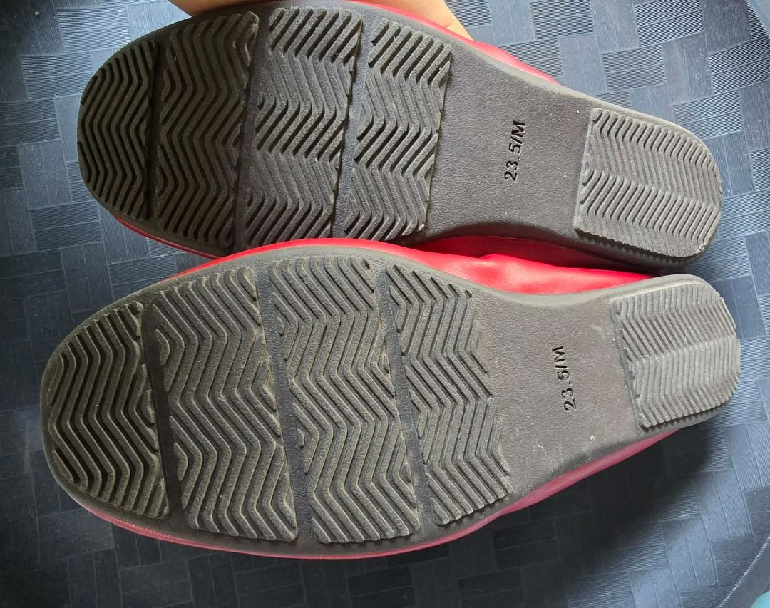 Red Ballerina Flats with Elastic Strap (Category: Flats & Sandals) located in San Fernando. Submitted by kohmonica00 (Listing ID 1470264563, Image 3). Description: GU SHOES FROM JAPAN Size : 23.5 cm (Medium).