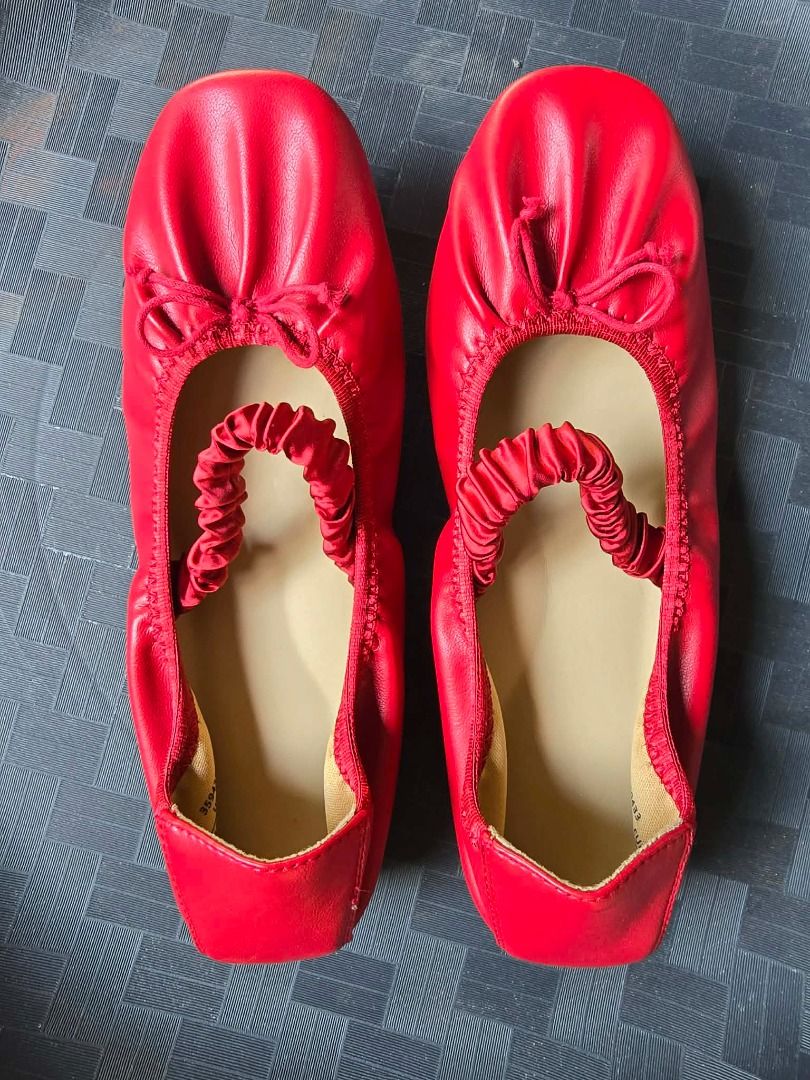 Red Ballerina Flats with Elastic Strap (Category: Flats & Sandals) located in San Fernando. Submitted by kohmonica00 (Listing ID 1470264563, Image 1). Description: GU SHOES FROM JAPAN Size : 23.5 cm (Medium).