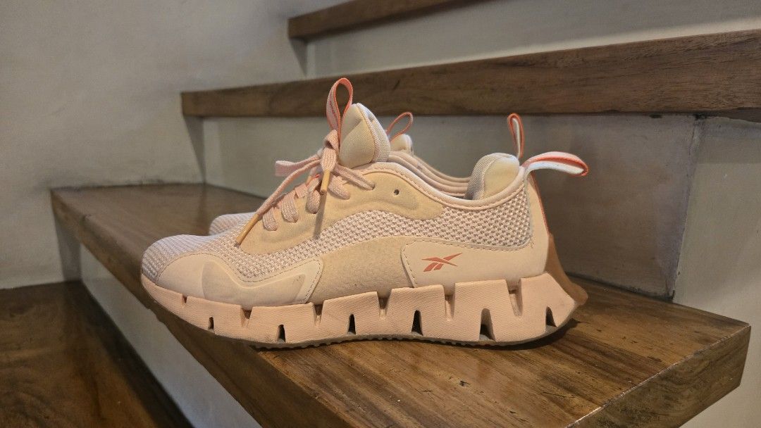 Reebok Zig Dynamica 4 (Category: Sneakers) located in Paranaque City. Submitted by xnatassha (Listing ID 1470206043, Image 1). Description: Reebok sneakers with an OrthoLite® comfort footbed. RFS: Decluttering Size: 6.5.