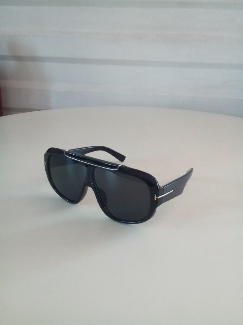 Rellen black oversized shield sunglasses Tom Ford (Category: Sunglasses & Eyewear) located in Makati City. Submitted by pinkeealvarez (Listing ID 1470145392, Image 1). Description: .