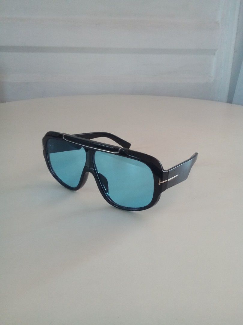 Rellen blue lens oversized shield sunglasses Tom Ford (Category: Sunglasses & Eyewear) located in Makati City. Submitted by pinkeealvarez (Listing ID 1470145531, Image 1). Description: .