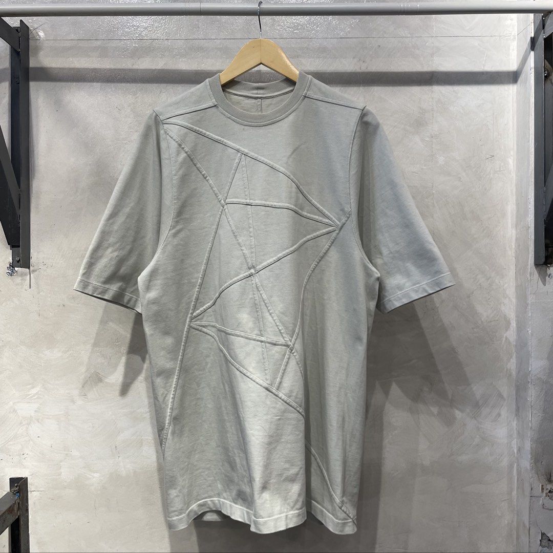 Rick Owens Babel SS19 Jumbo Tee (Category: Activewear) located in Manila. Submitted by walter_wt (Listing ID 1470247352, Image 3). Description: Rick Owens Babel ss19 Geometric Seam T-Shirt – Oyster Pearl Tagged Size: XS Measurement: Length: 33 Width: 21 Shoulder: 15 Sleeve length: 14 -Rick Owens short-sleeve cotton T-shirt in oyster pearl grey. -Features an intricate geometric panel construction with angular contrast stitching throughout the fron