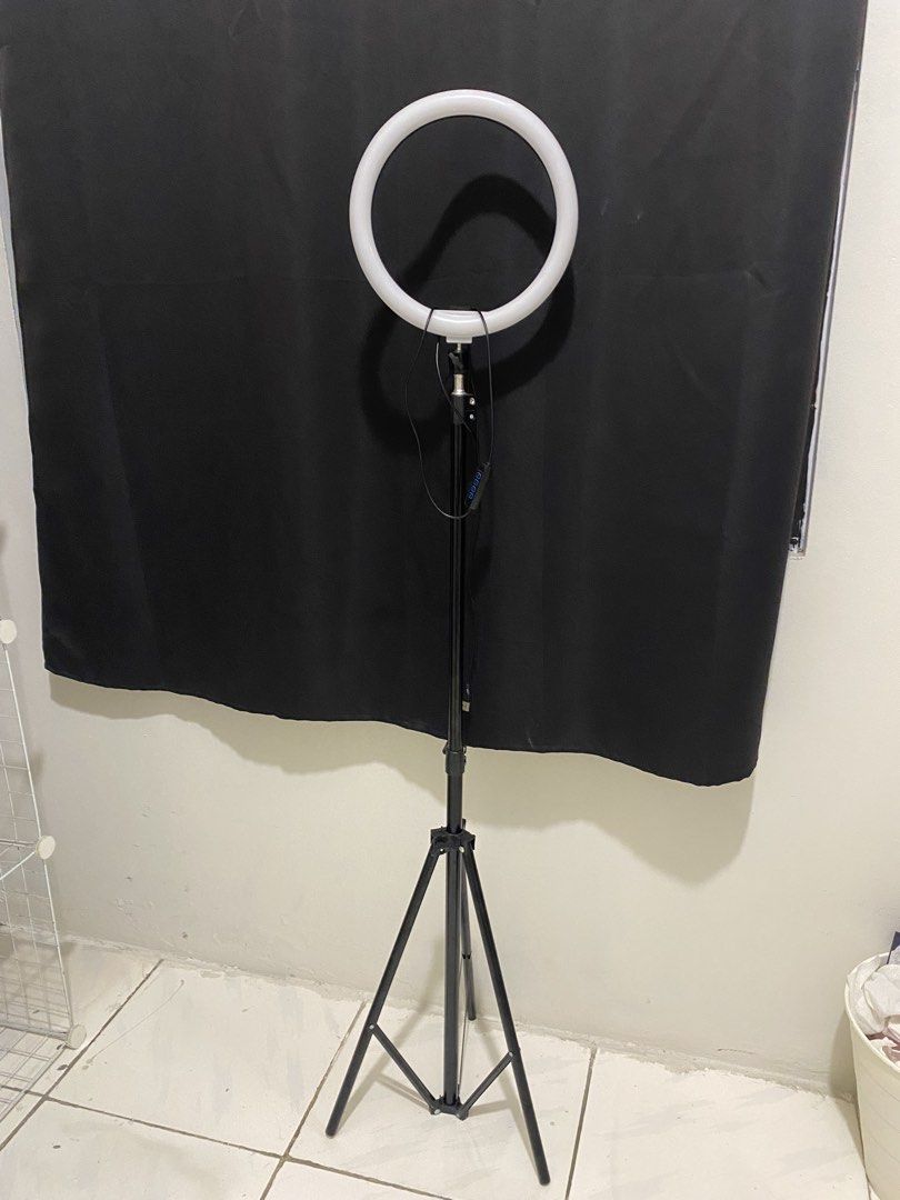ring light (Category: Other Mobile & Gadget Accessories) located in Valenzuela. Submitted by cole.mendoza (Listing ID 1470264191, Image 1). Description: 26cm white light, warm light, cool light.