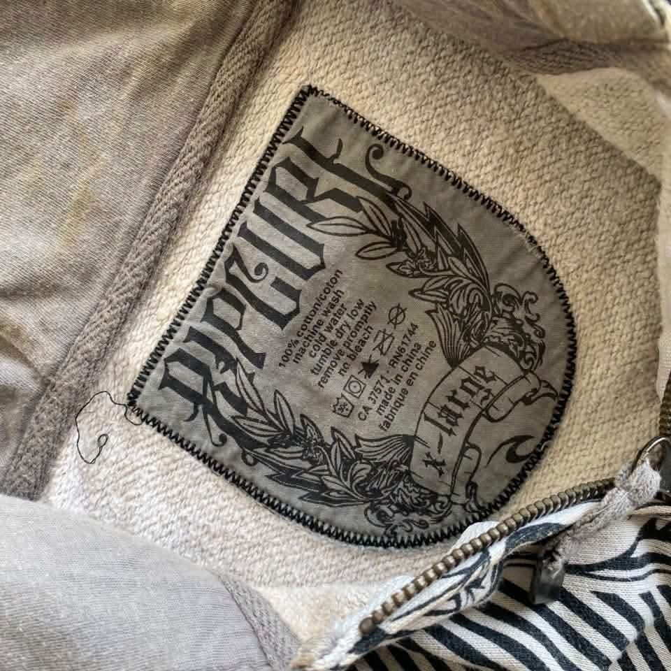 ripcurl (Category: Hoodies) located in Malabon City. Submitted by not_just_fits (Listing ID 1470146176, Image 3). Description: Dimes: ▪️W: 24 L: 29 Flaw/s: ▪️stains, sign of usage, graphic fading.