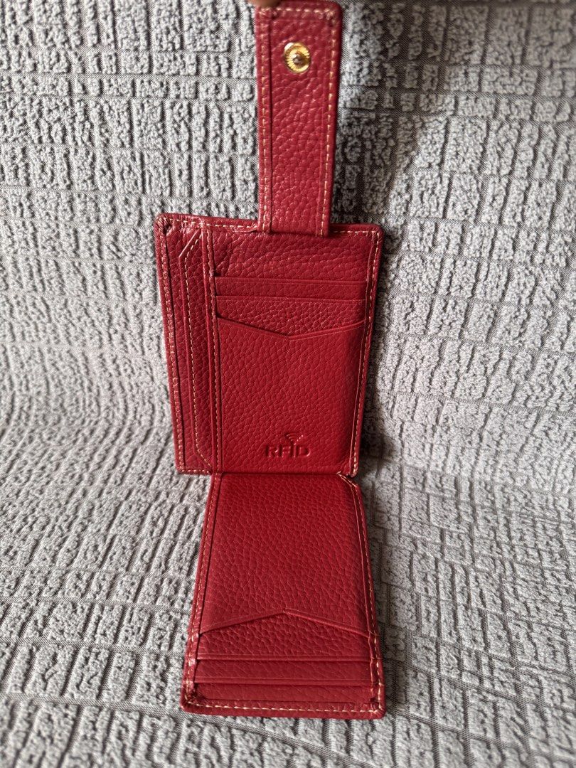 Riviera Genuine Cowhide Leather Wallet (Category: Wallets & Card holders) located in Mandaluyong City. Submitted by axos723 (Listing ID 1470312143, Image 3). Description: ➡️Please read item description carefully below (click read more 👇) ➡️Item is AVAILABLE ➡️Guaranteed 💯 %Authentic ➡️1-Day Reservation only ➡️First to pay gets the item ➡️For SURE BUYERS only please. -Price: P 580+SF (Original price is P1449.75) -Brand: Riviera -Specs: •Closed: 