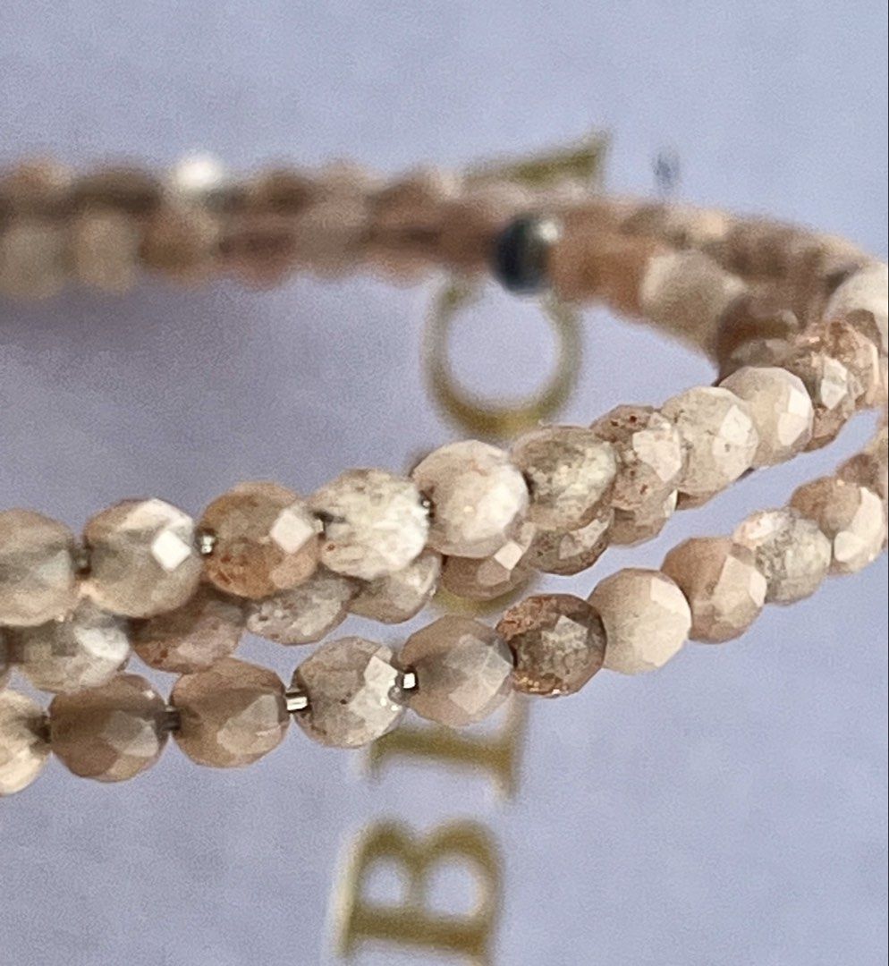 ROSE QUARTZ ADJUSTABLE BANGLE (Category: Bracelets) located in Manila. Submitted by x.xxxi (Listing ID 1470166400, Image 2). Description: Kindly read: •REAL rose quartz •each gem size: 3mm. •🇯🇵 NO LOW-BALLERS PAY-FIRST BASIS/NO LAYAWAY NO RETURN/EXCHANGE/REFUND.