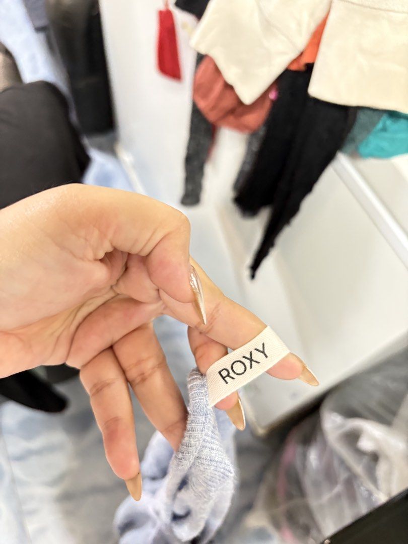 Roxy Light Blue Crop Knit Sweater Long Sleeve (Category: Longsleeves) located in General Trias. Submitted by crissy9053136 (Listing ID 1470230010, Image 3). Description: - Brand: Roxy - Color: Light blue - Material: Soft ribbed knit - Fit: Boxy fit with a cropped length - Design: Long sleeves and off-shoulder boat neckline - Style: Great casual piece for layering.