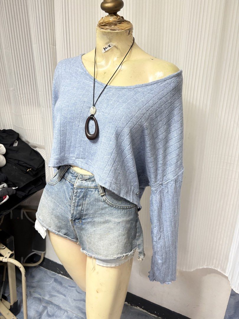 Roxy Light Blue Crop Knit Sweater Long Sleeve (Category: Longsleeves) located in General Trias. Submitted by crissy9053136 (Listing ID 1470230010, Image 2). Description: - Brand: Roxy - Color: Light blue - Material: Soft ribbed knit - Fit: Boxy fit with a cropped length - Design: Long sleeves and off-shoulder boat neckline - Style: Great casual piece for layering.