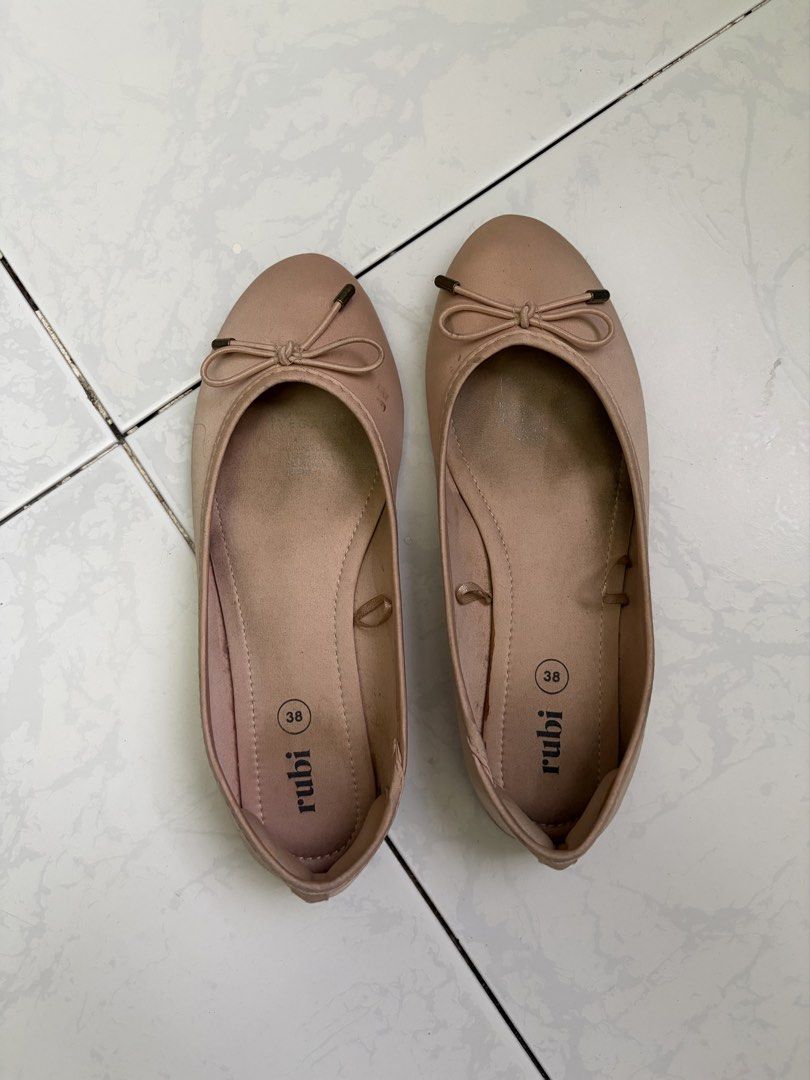Rubi Pink Ballet Flats Size 38 (Category: Flats & Sandals) located in San Pedro. Submitted by iarruh (Listing ID 1470161950, Image 1). Description: - Brand: Rubi - Size: EU 38 - Color: Salmon Pink - Style: Slip-on ballet flats with a thin bow tie and metallic toe caps - Toe: Classic rounded toe - Condition: Minor scuffs on the outer sides; insoles show clear signs of wear and dirt from previous use - Needs cleaning / wash.
