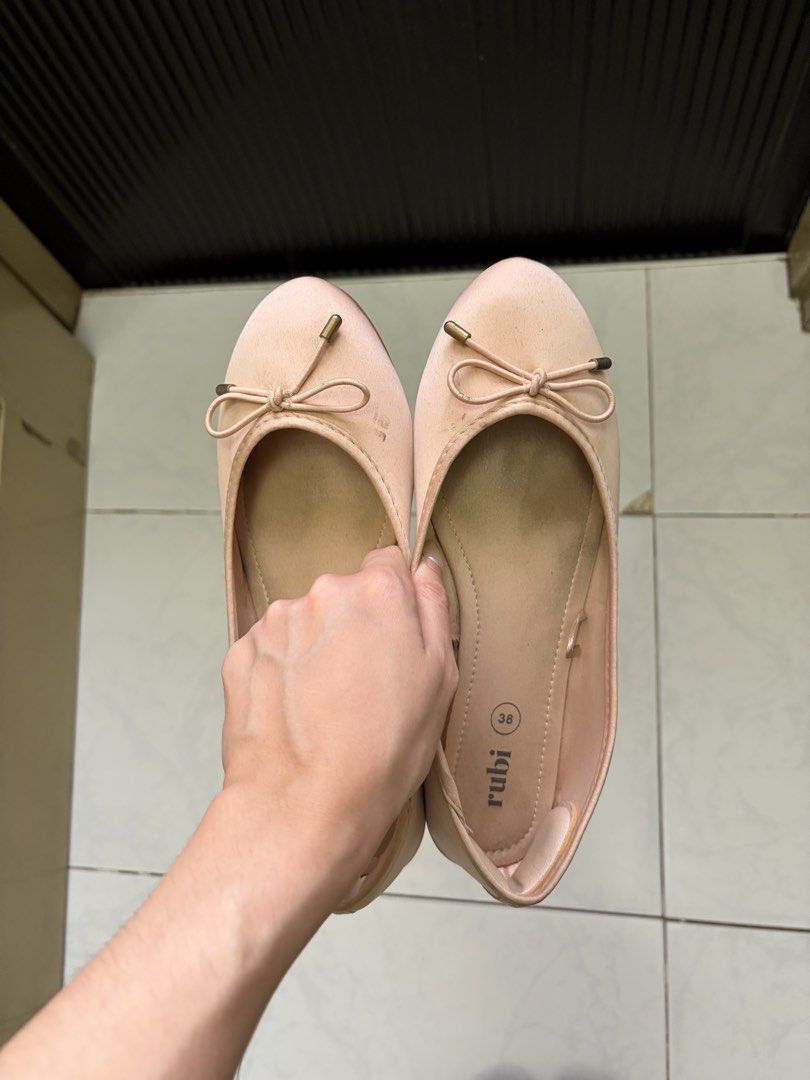 Rubi Pink Ballet Flats Size 38 (Category: Flats & Sandals) located in San Pedro. Submitted by iarruh (Listing ID 1470161950, Image 2). Description: - Brand: Rubi - Size: EU 38 - Color: Salmon Pink - Style: Slip-on ballet flats with a thin bow tie and metallic toe caps - Toe: Classic rounded toe - Condition: Minor scuffs on the outer sides; insoles show clear signs of wear and dirt from previous use - Needs cleaning / wash.